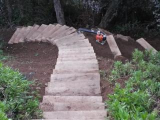 Création d'escaliers en traverses et rocailles