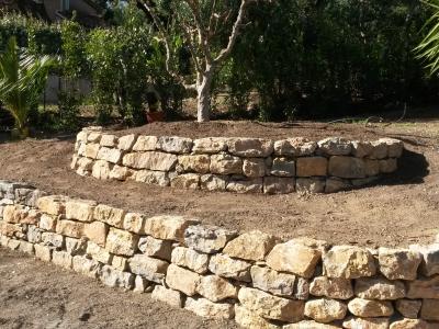 Création de muret et jardinière en pierres de rocailles à Saint-Tropez